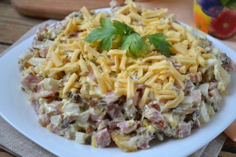 Salade de jambon, fromage et champignons