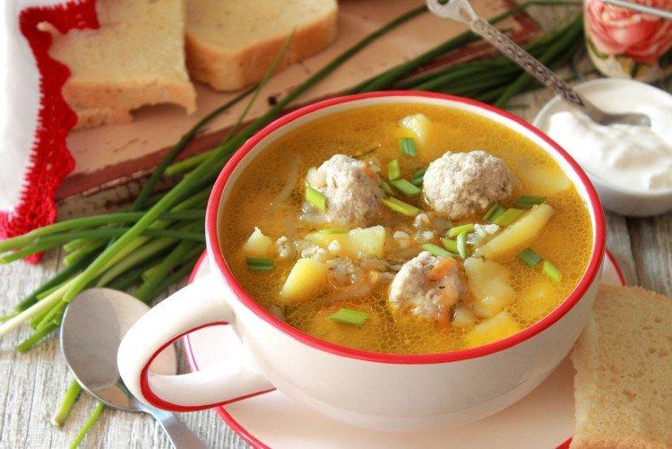 Soupe aux boulettes de viande et boulgour