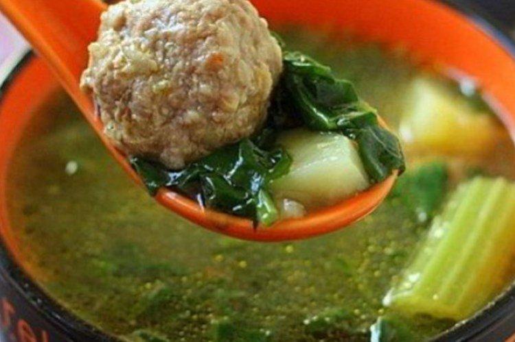 Soupe aux boulettes de viande et au céleri