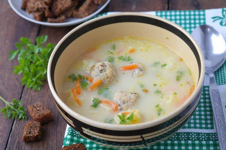 Soupe aux boulettes de viande et fromage