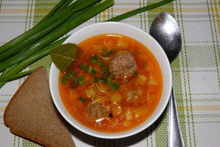 Soupe aux nouilles et boulettes de viande