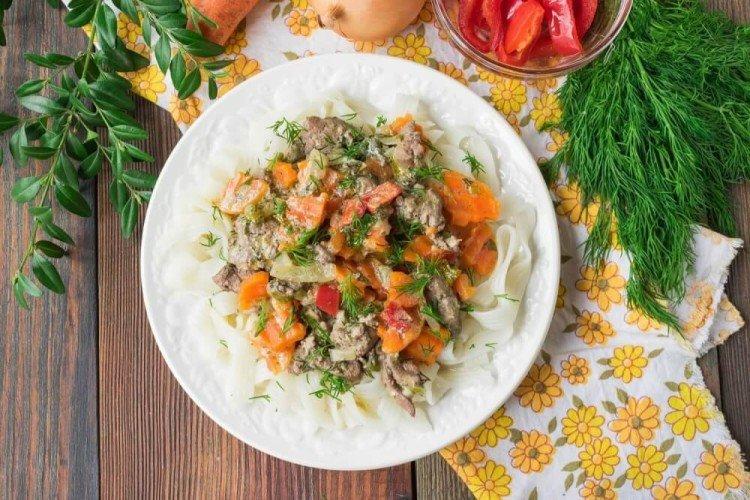 Foie de poulet aux légumes à la crème sure