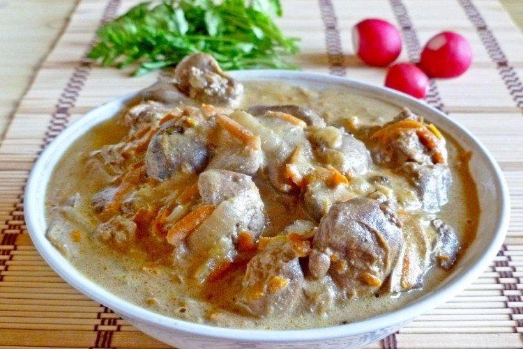 Foie de poulet à la crème aigre-sauce tomate