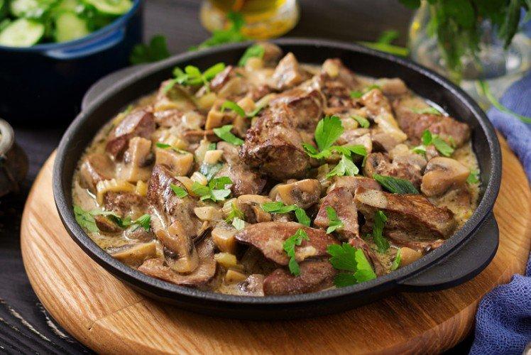 Foie de poulet aux champignons à la crème sure