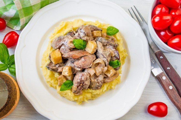 Foie de poulet à la crème sure aux pommes