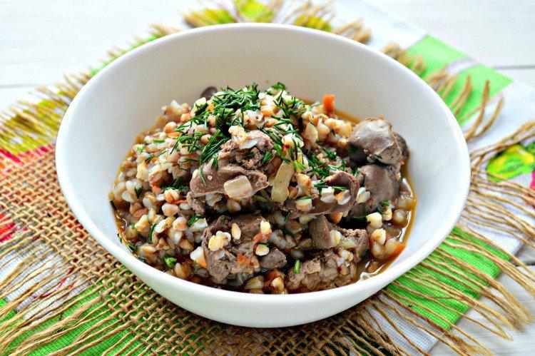 Foie de poulet au sarrasin à la crème sure