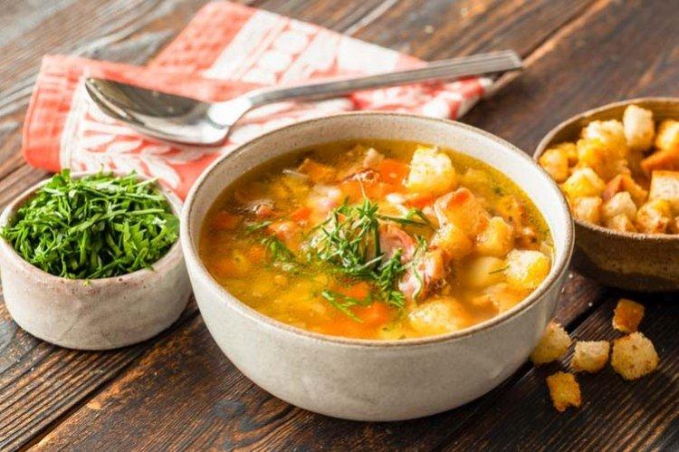 Soupe aux pois classique avec côtes fumées