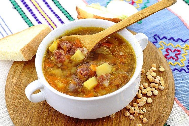 Soupe aux pois avec côtes fumées dans une mijoteuse