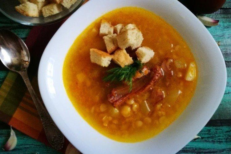 Soupe aux pois avec côtes fumées et concentré de tomate