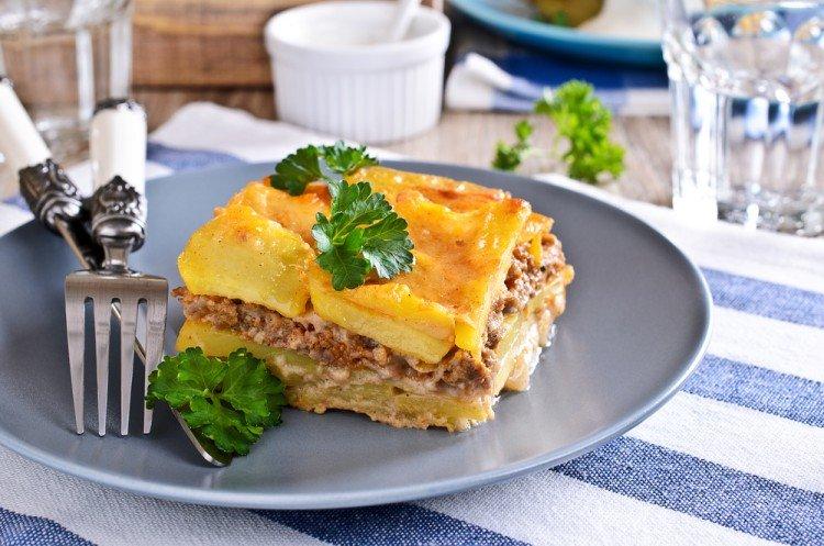 Casserole de pommes de terre à la viande hachée et sauce au fromage