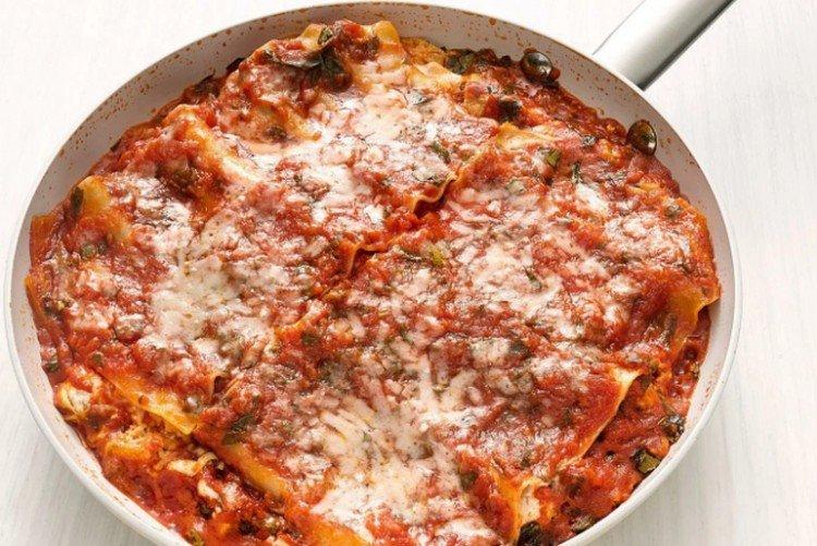 Lasagne hachée dans une poêle