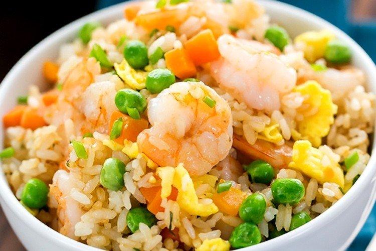 Riz aux crevettes et omelette