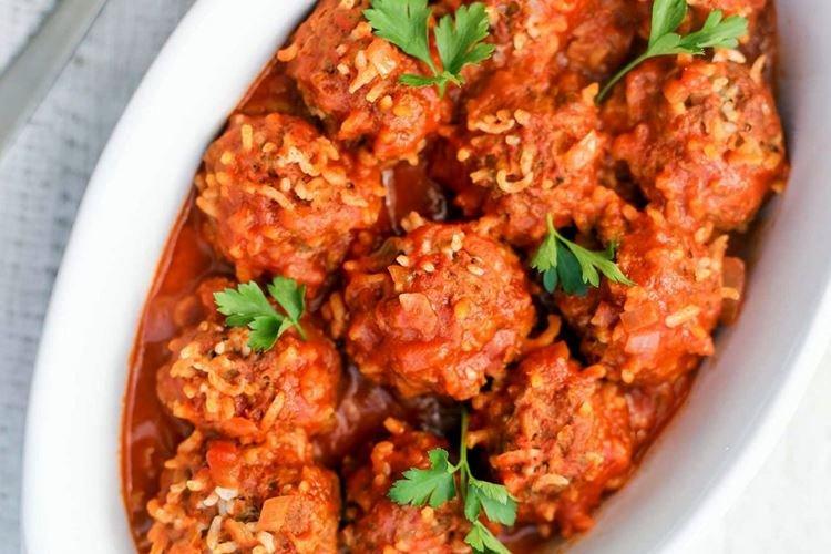 Émincé de hérissons à la crème aigre-sauce tomate