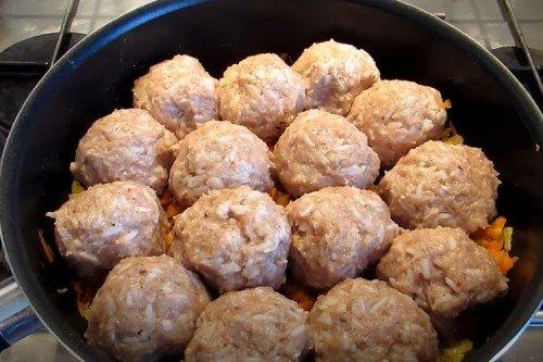 Émincé de hérissons au riz et à la tomate