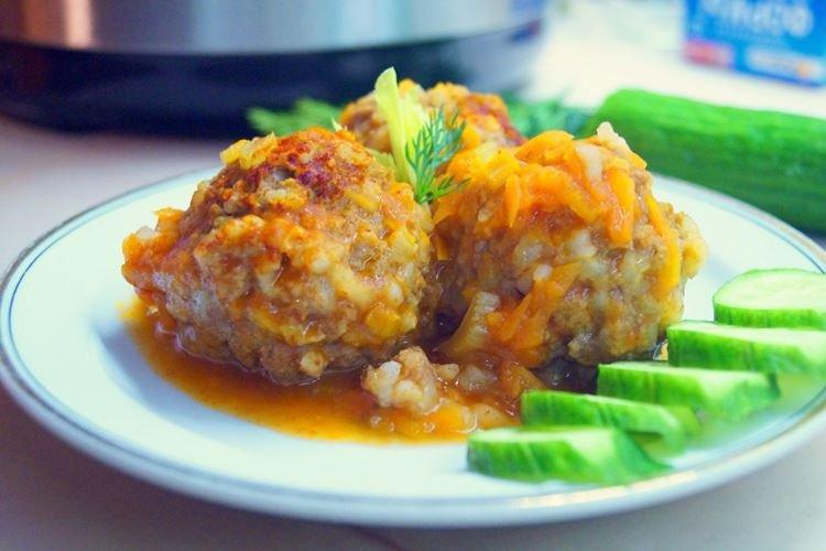 Hérissons de boeuf haché avec du riz et des carottes