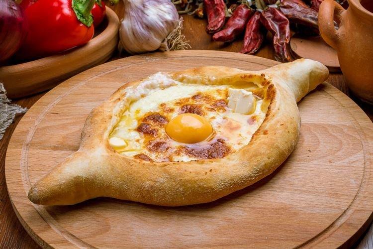Khachapuri d'Adjarie de pâte feuilletée