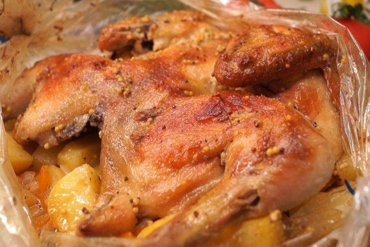 Poulet avec pommes de terre dans la manche