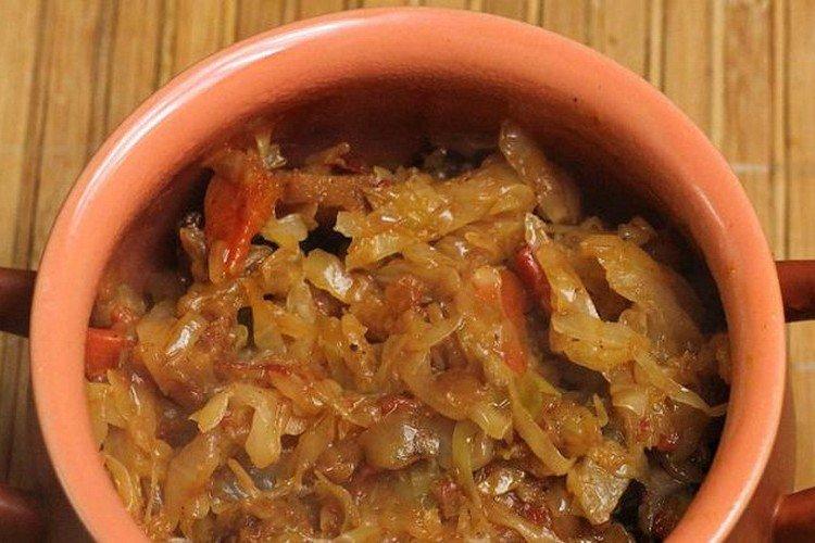 Rouleaux de chou farcis paresseux dans des pots