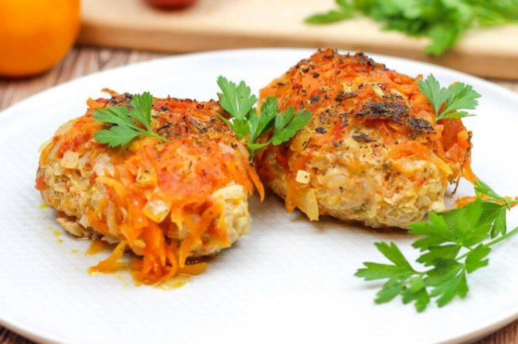 Rouleaux de chou paresseux avec viande hachée et tomates