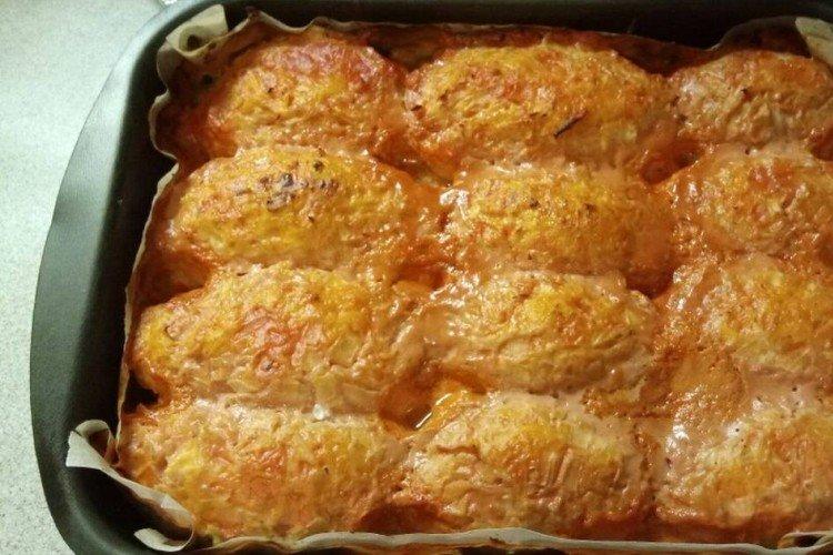 Rouleaux de chou paresseux avec de la viande hachée et du fromage