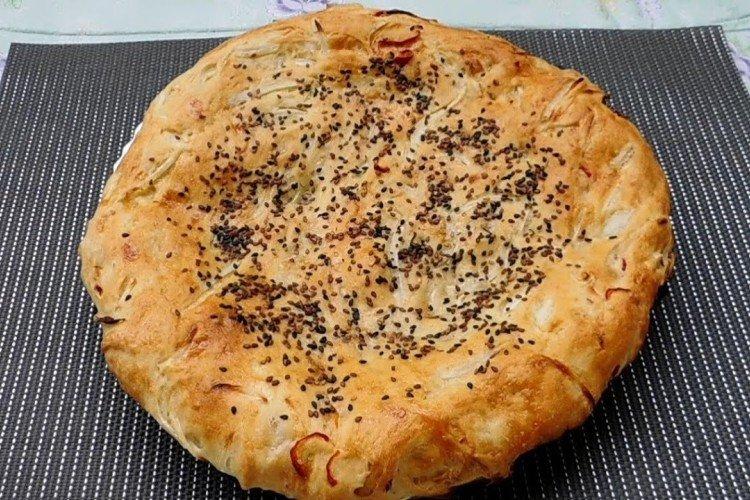 Pain plat ouzbek aux oignons