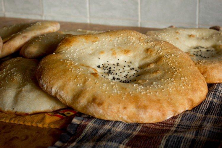 Pain plat ouzbek avec de la viande