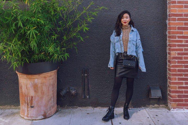 Avec une veste en jean