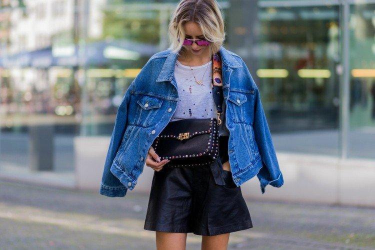 Avec une veste en jean