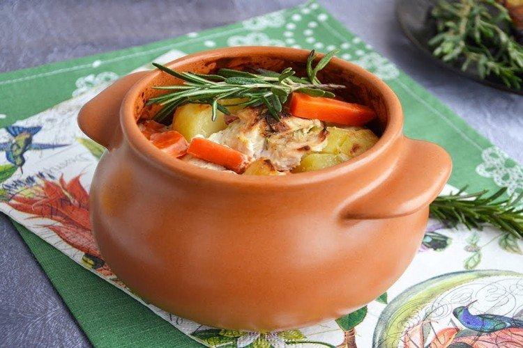 Dinde avec pommes de terre en pots