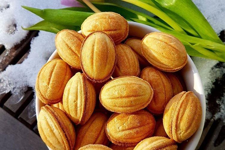 Noix avec du lait concentré sur les jaunes