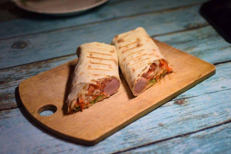 Saucisses au pain pita aux carottes coréennes