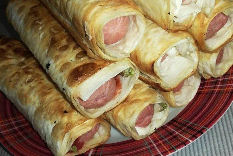 Saucisses aux poivrons dans du pain pita