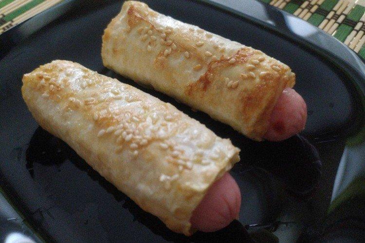 Saucisses au pain pita au four