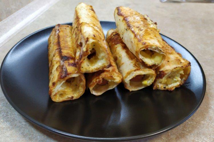 Saucisses au pain pita et œufs