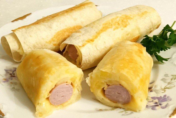 Saucisses aux pommes de terre dans du pain pita