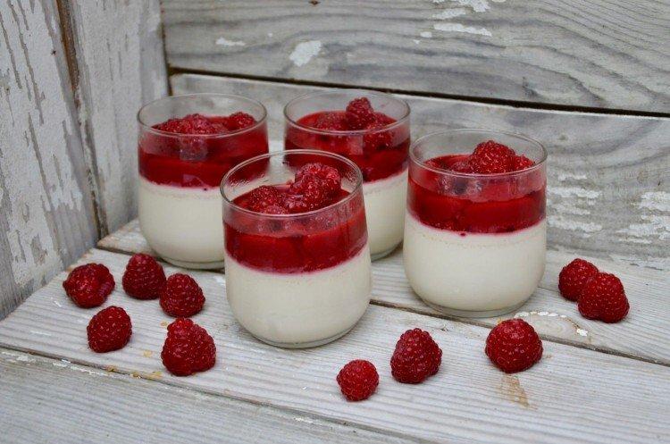 Panna cotta au lait et sauce aux baies