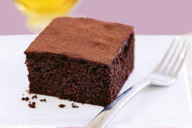 Gâteau éponge au chocolat avec du lait