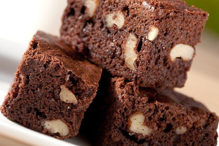 Gâteau éponge au chocolat et aux noix