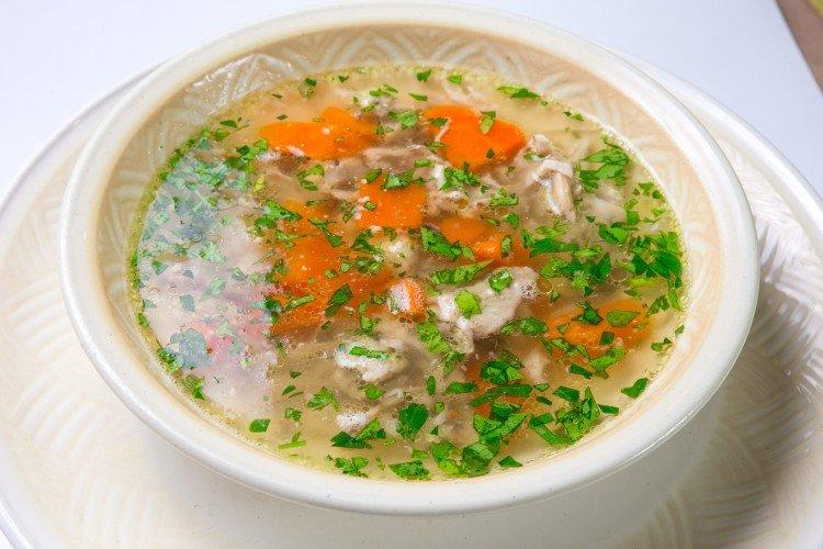 Bouillon de poulet aux racines