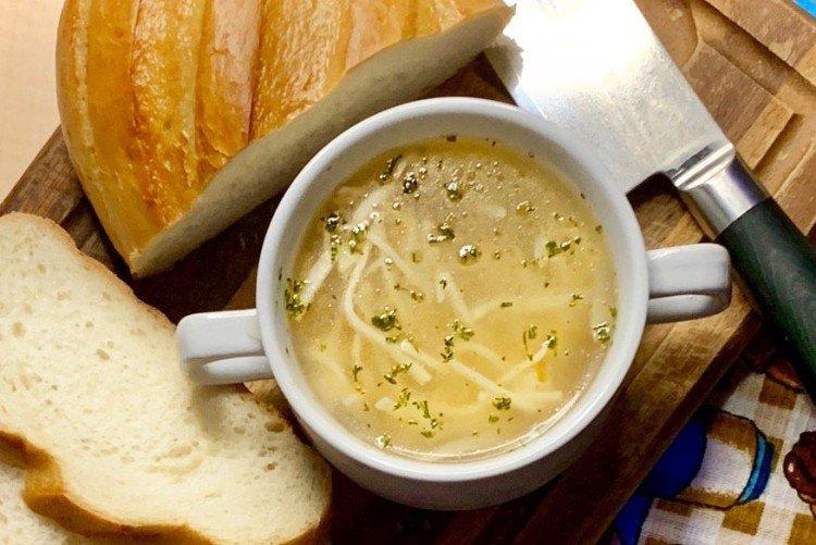 Bouillon de poulet aux nouilles