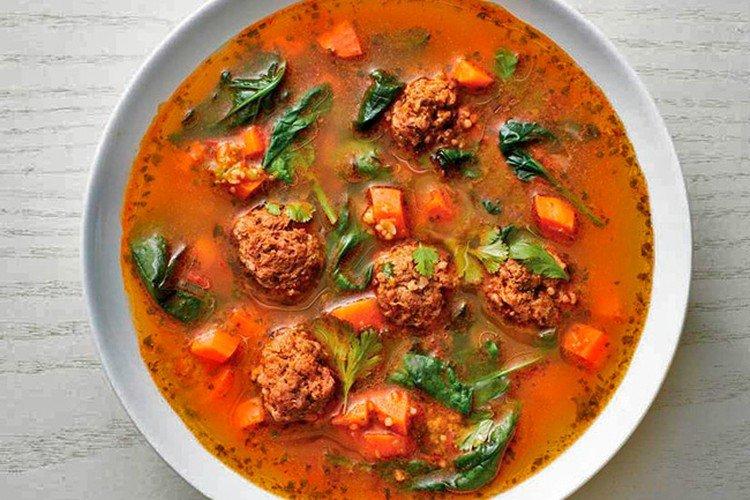 Soupe de tomates aux boulettes de viande et aux épinards