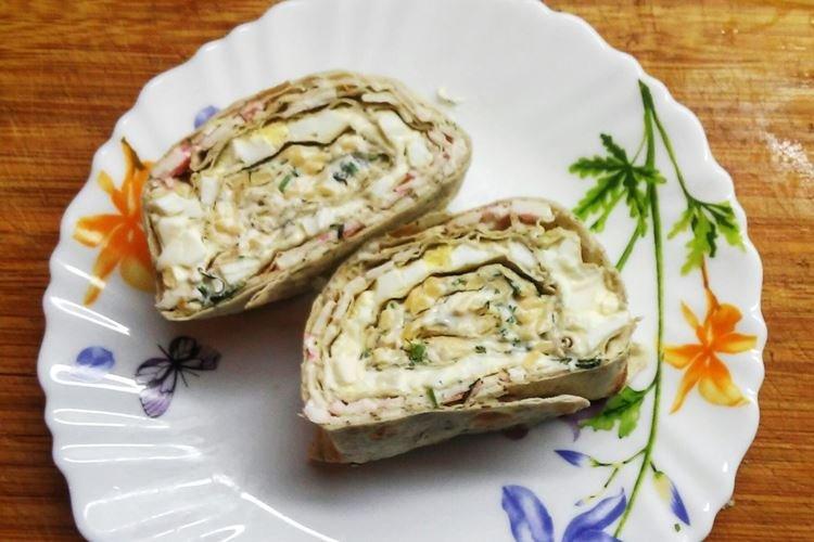 Rouleau de lavash aux bâtonnets de crabe et champignons
