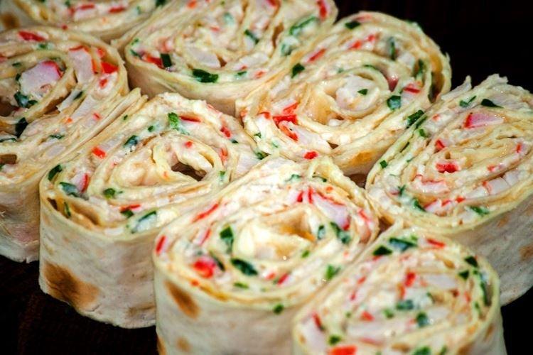 Rouleau de lavash avec oeuf et bâtonnets de crabe