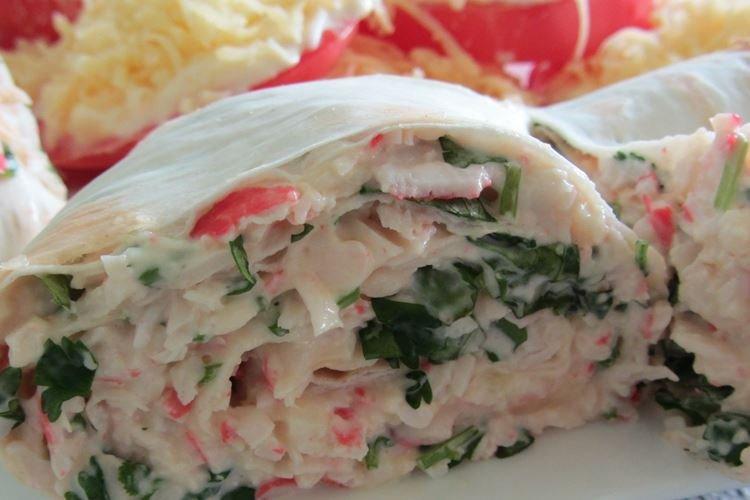 Rouleau de lavash avec bâtonnets de crabe et chou