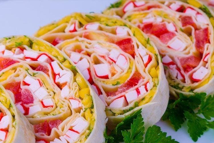 Rouleau de lavash aux tomates et bâtonnets de crabe