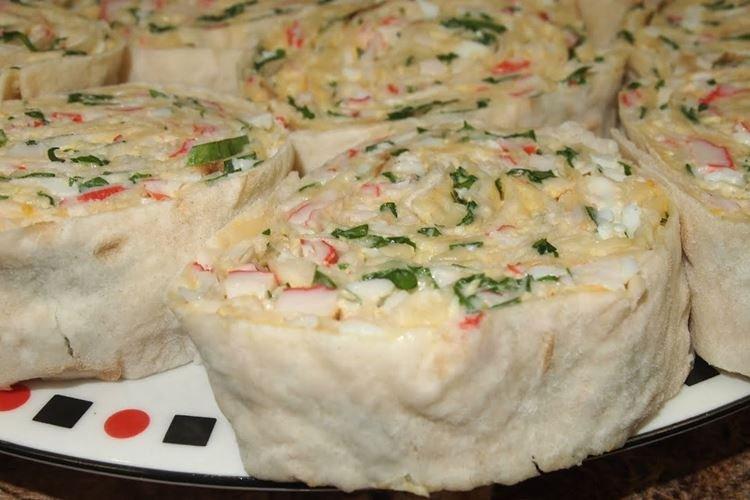 Rouleau de lavash au poisson rouge et bâtonnets de crabe