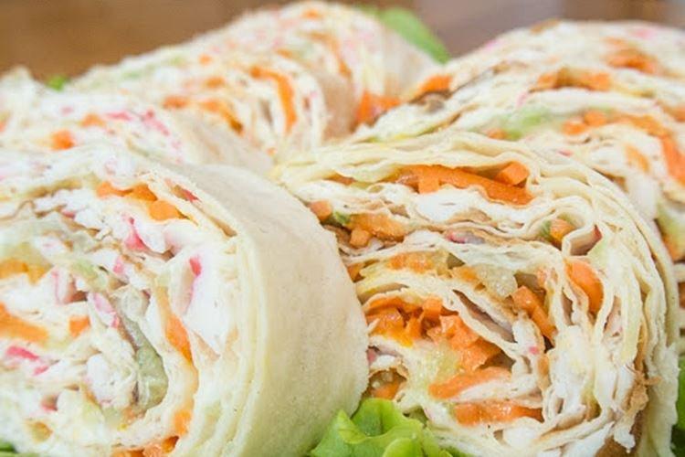 Rouleau de lavash aux bâtonnets de crabe et carottes coréennes