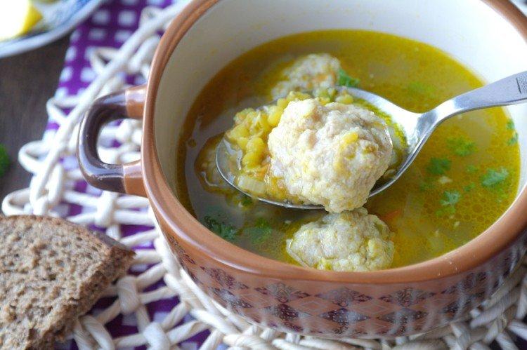 Soupe aux boulettes de viande et lentilles rouges