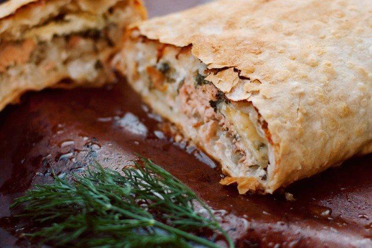 Poisson en pain pita avec oeuf, cuit au four