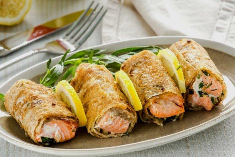 Poisson rouge au four dans du pain pita